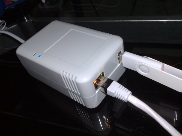 Sheevaplug connected to ethernet and booting off an USB memory stick